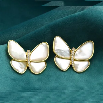 Elegantný Tvar Motýľ Brošňa Zlatá Farba Bielou Shell Perlou